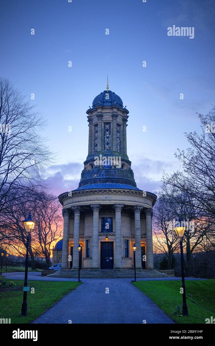 L'Église unie réformée du site de Saltaire WorldHeritage, dans le Yorkshire. Royaume-Uni contre un soleil couchant le ciel Banque D'Images