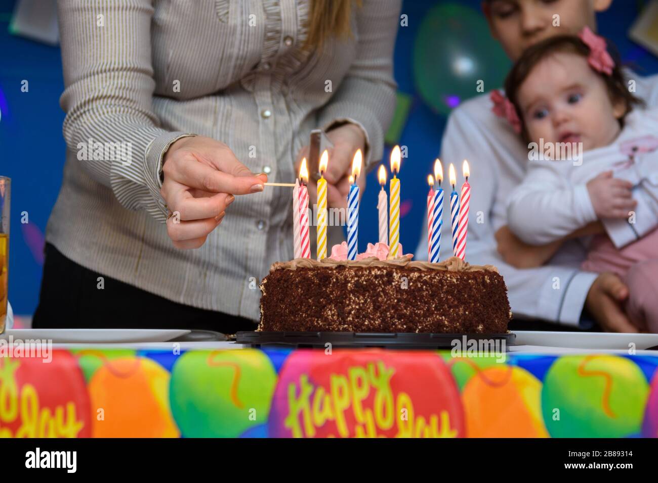 Maman Allume Des Bougies Sur Un Gateau A Une Fete D Anniversaire Photo Stock Alamy