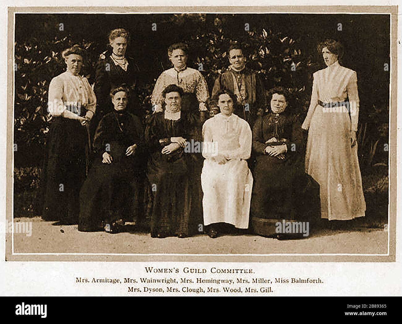 HUDDERSFIELD Industrial Society Portrait de groupe du Comité de la Guilde des femmes:- Armitage, Wainwright, Hemmingway, Miller, Balmforth, Dyson, Clough, Wood, Gill. Banque D'Images