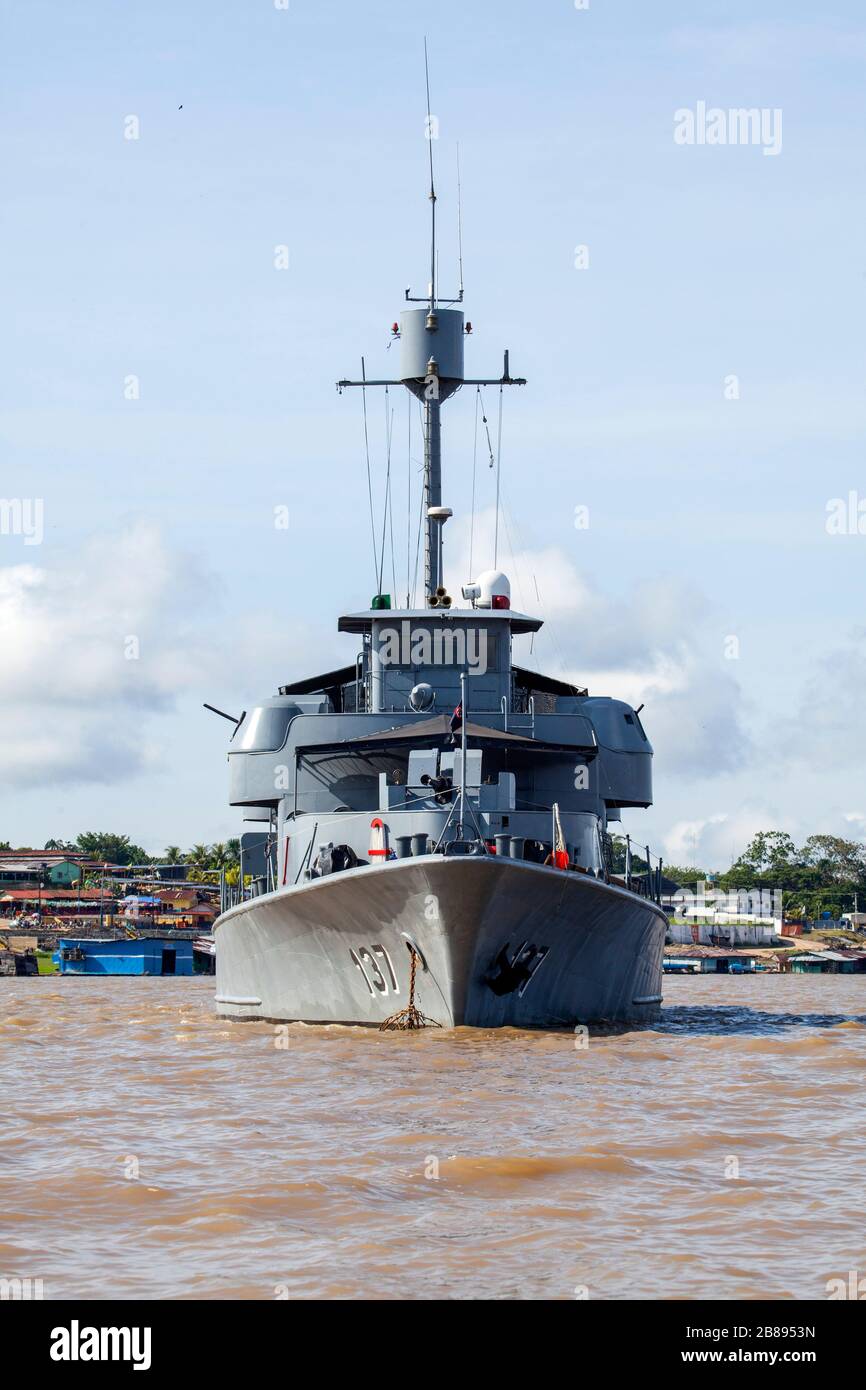 Bateau de patrouille de la marine colombienne ou péruvienne sur les planches de Colombie et du Pérou sur la rivière Amazone, Amérique du Sud. Banque D'Images