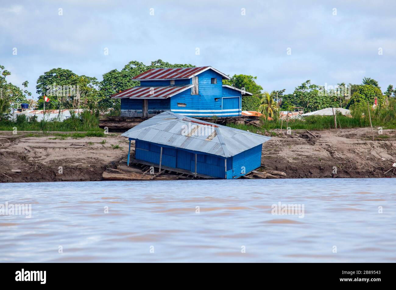 Maisons flottantes sur les rives de la rivière Amazone, le Pérou et la Colombie frontière, Amérique du Sud. Banque D'Images