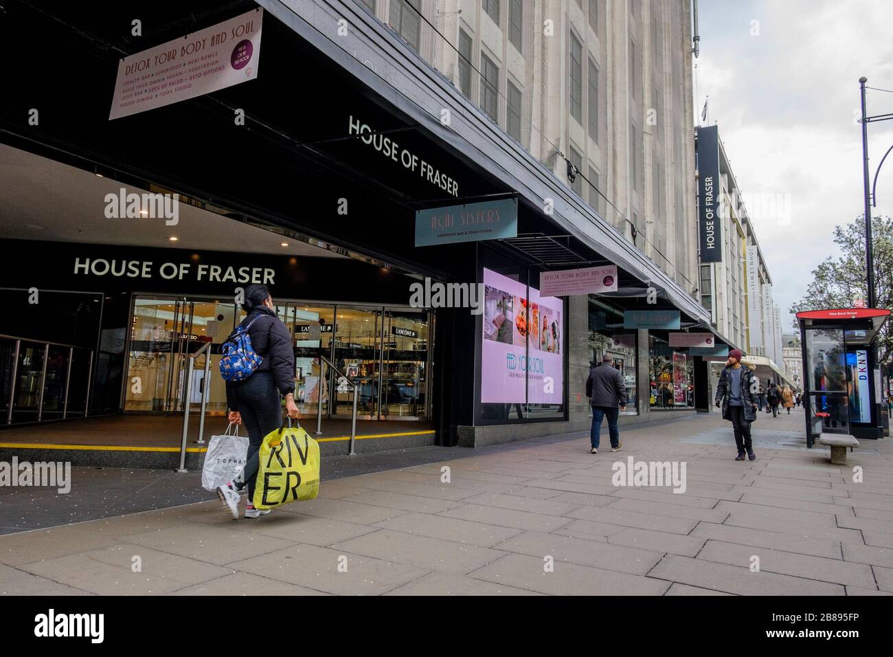 Londres, Royaume-Uni. 20 mars 2020. Les magasins d'Oxford Street reçoivent très peu de clients car les gens restent loin du centre de Londres. Banque D'Images