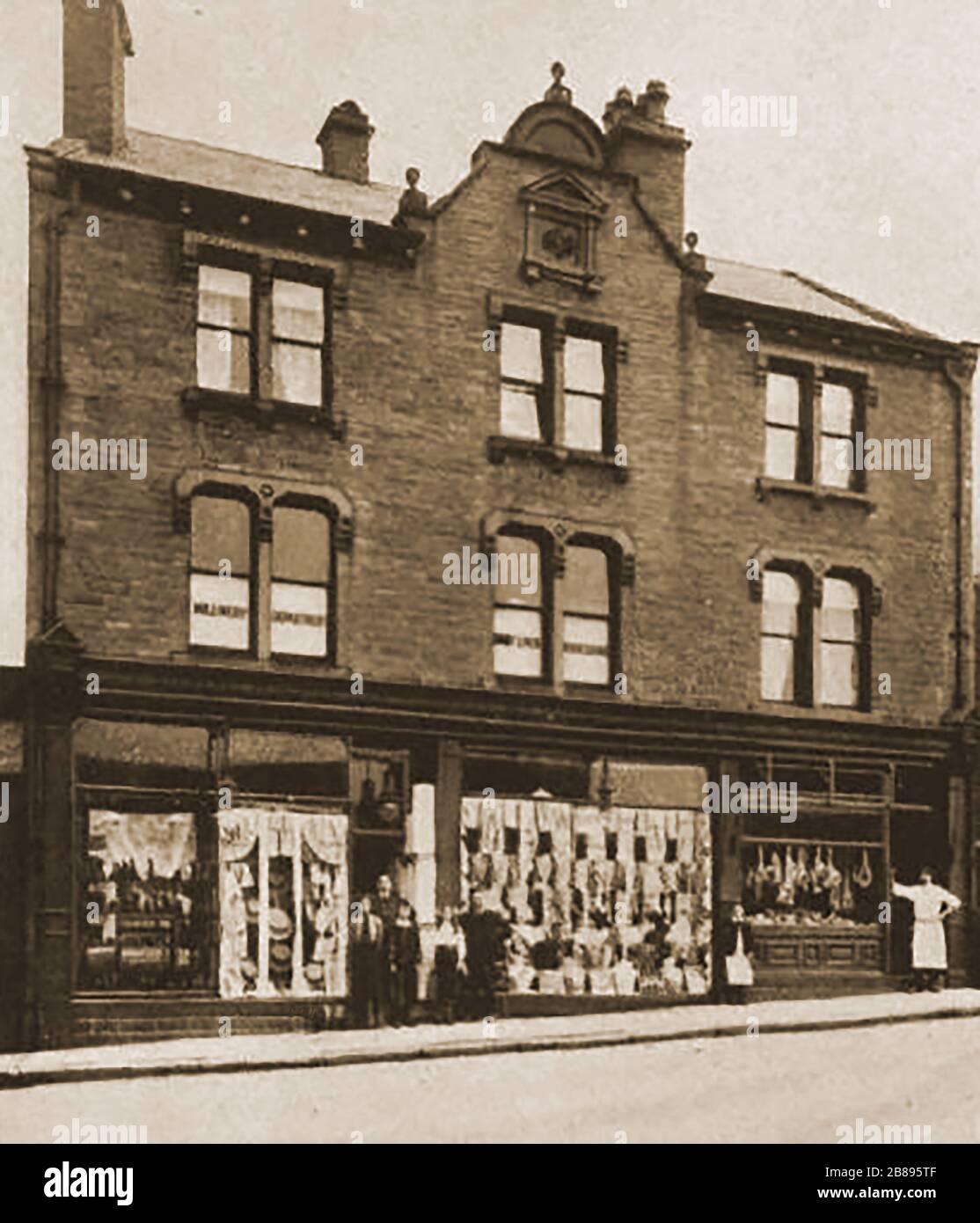 HUDDERFIELD Industrial Society - une photo de début des magasins de draperies et de bouchers de Milnsbridge 1900 Banque D'Images