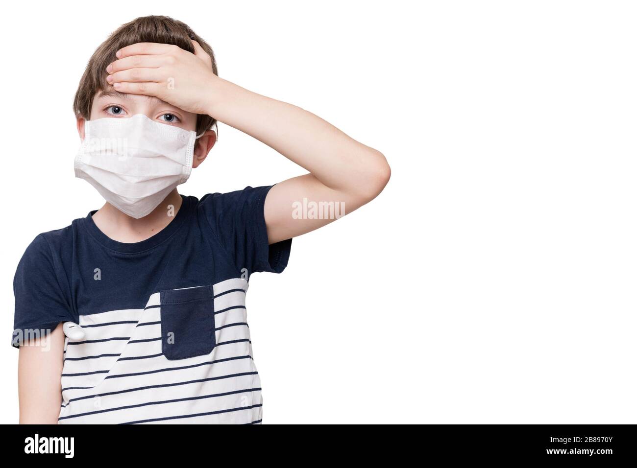 Portrait d'enfant avec masque de visage mesurant sa température, tenant son front, isolé sur fond blanc Banque D'Images