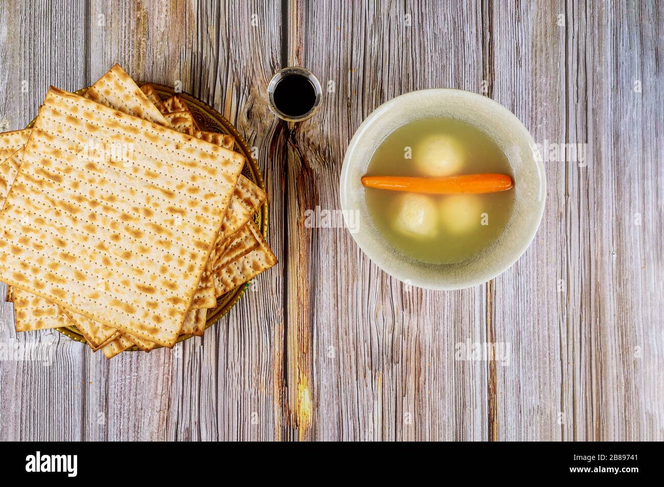 Maison de vacances pessah pâque symboles juifs boule matzoh délicieux potage avec matsa Banque D'Images
