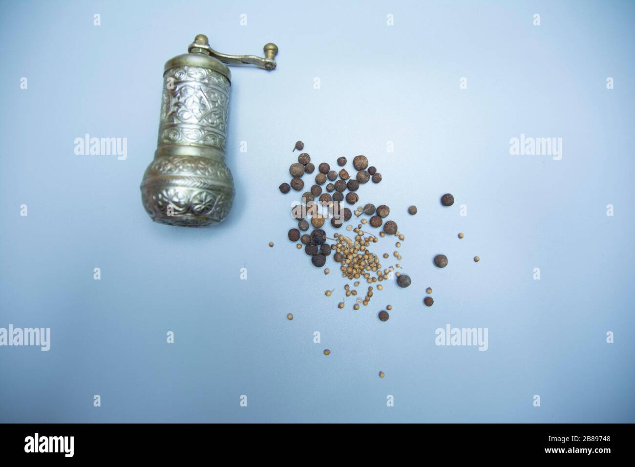 bol de fer pour moudre le poivre et le poivre dans les céréales Photo Stock  - Alamy