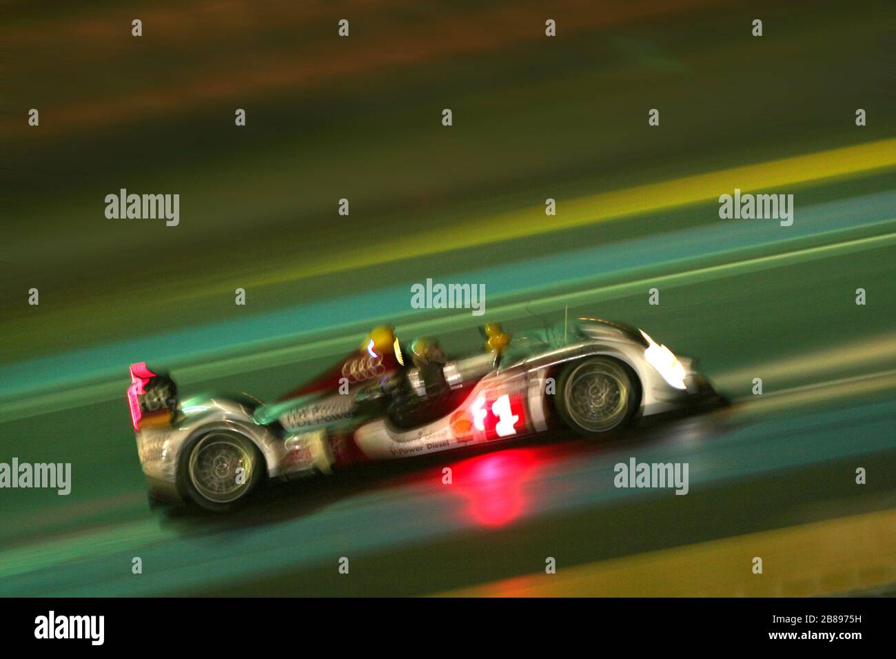 2009 le Mans 24 heures - Audi R15 TDI la nuit conduit par: Allan McNish (GB)/Tom Kristensen (DK)/Rinaldo Capello (I) Banque D'Images