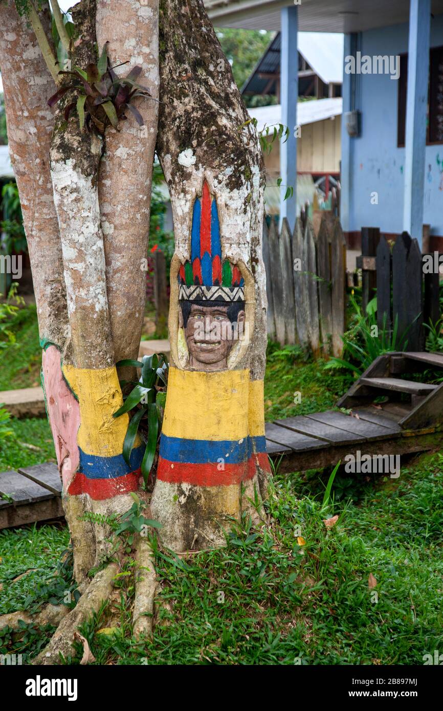 L'art des arbres dans le village de Puerto Nariña Amazon, Colombie, Amérique du Sud. Banque D'Images