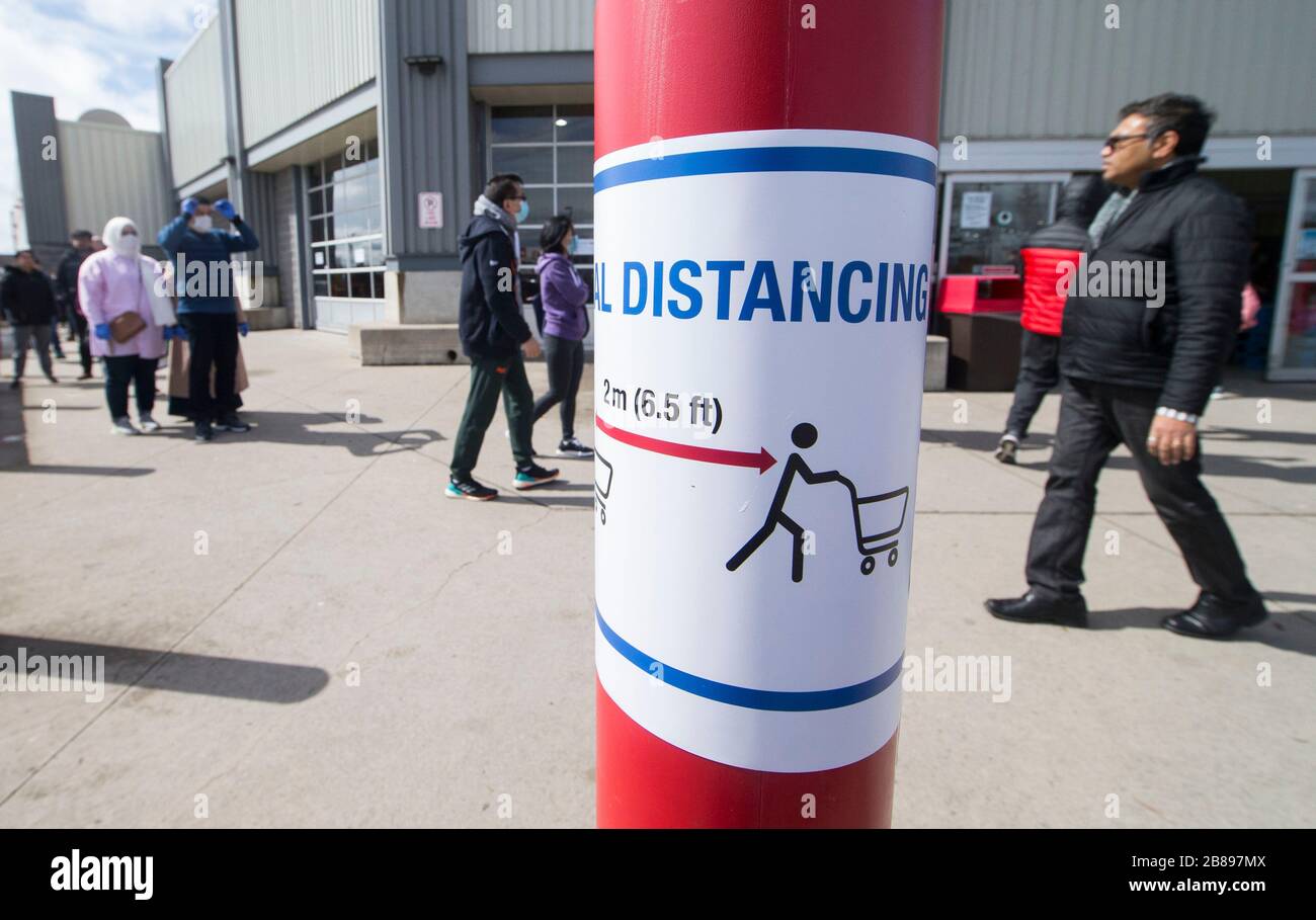 Mississauga, Canada. 20 mars 2020. Les clients s'alignent sur une distance sociale pour entrer dans un magasin d'entrepôt de Costco à Mississauga, en Ontario, au Canada, le 20 mars 2020. Le premier ministre du Canada, Justin Trudeau, a annoncé vendredi matin de nouvelles mesures pour mobiliser les fabricants afin de produire rapidement des fournitures médicales vitales pour sauver des vies contre la pandémie de COVID-19 au pays. Le vendredi midi, le Canada a confirmé 924 cas de COVID-19 et 13 personnes sont mortes du coronavirus. Crédit: Xinhua/Alay Live News Banque D'Images