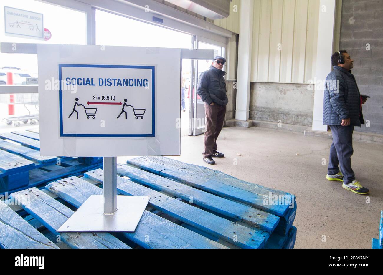 Mississauga, Canada. 20 mars 2020. Les clients s'alignent sur une distance sociale pour entrer dans un magasin d'entrepôt de Costco à Mississauga, en Ontario, au Canada, le 20 mars 2020. Le premier ministre du Canada, Justin Trudeau, a annoncé vendredi matin de nouvelles mesures pour mobiliser les fabricants afin de produire rapidement des fournitures médicales vitales pour sauver des vies contre la pandémie de COVID-19 au pays. Le vendredi midi, le Canada a confirmé 924 cas de COVID-19 et 13 personnes sont mortes du coronavirus. Crédit: Xinhua/Alay Live News Banque D'Images