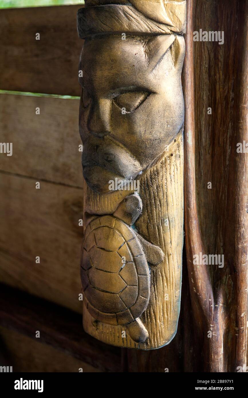 Sculpture de totem indienne dans le village de Puerto Nariña Amazone, Colombie, Amérique du Sud. Banque D'Images