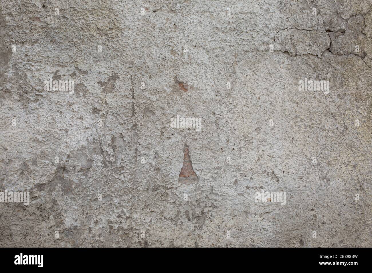 Un très vieux mur de béton s'est détérioré et sale et gonflé Banque D'Images