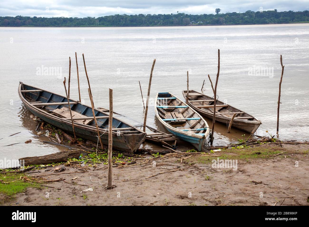 Bateaux sur la rive de la rivière Amazone Pérou et Colombie, Amérique du Sud. Banque D'Images