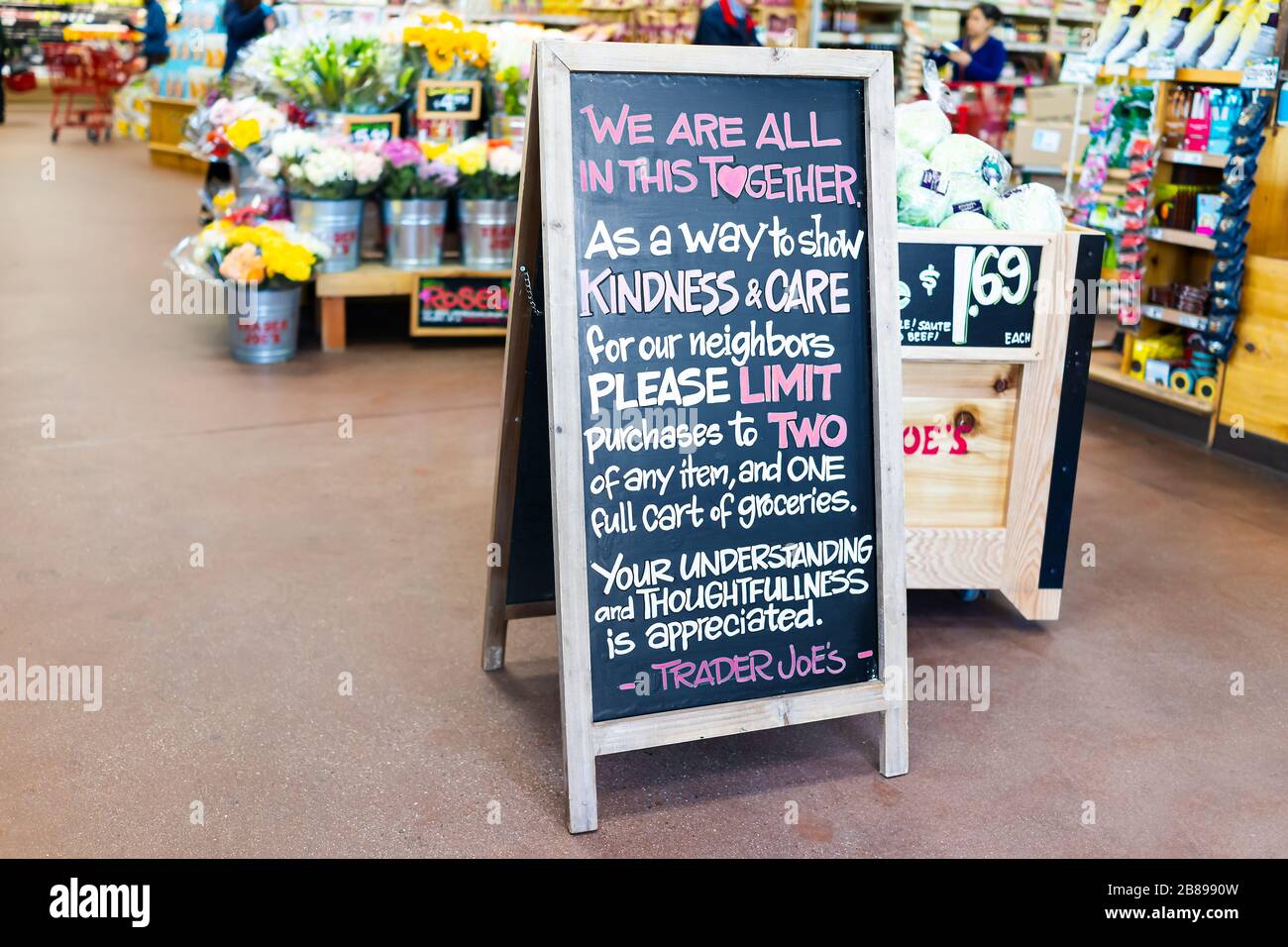 Reston, États-Unis - 18 mars 2020: Le magasin du Trader Joe à l'intérieur à l'intérieur de l'intérieur disant que nous sommes tous dans cet ensemble, faisant une demande aux clients de limiter l'achat à Banque D'Images