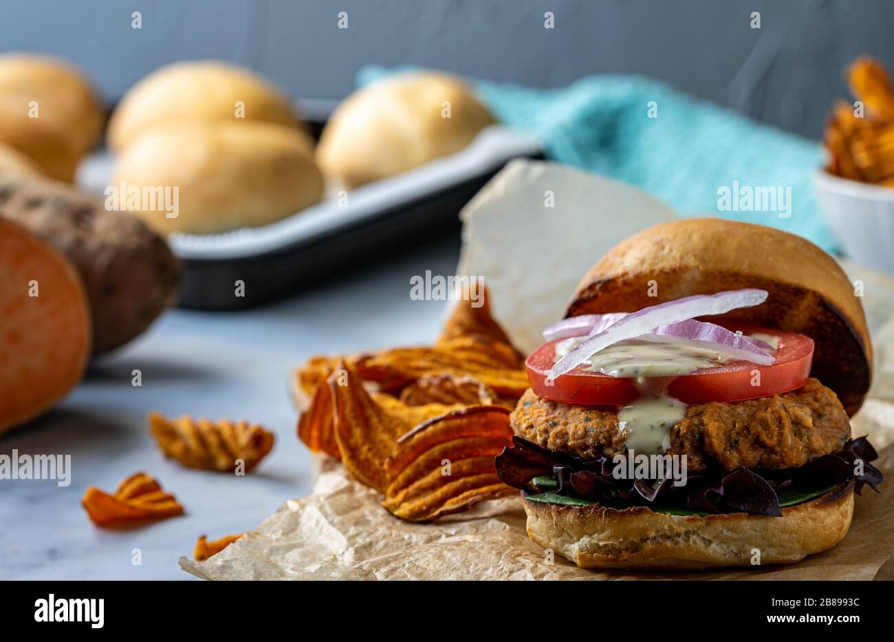 Hamburger aux pois chiches végétaliens avec des chips de pommes de terre douces. Banque D'Images