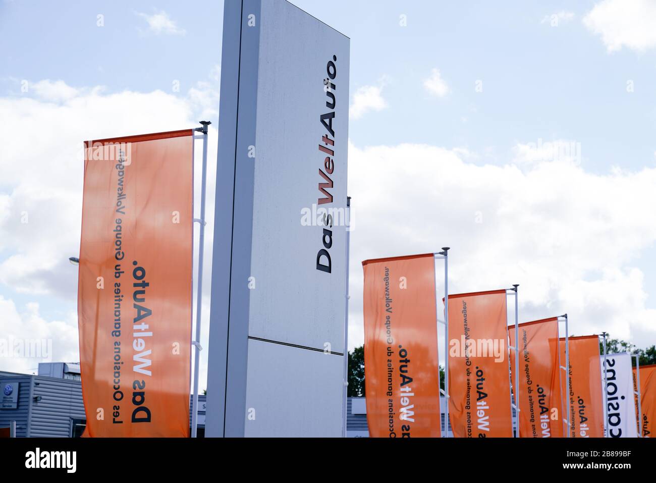 Bordeaux , Aquitaine / France - 09 30 2019 : enseigne Das WeltAuto désigne le monde automobile dans la concession Volkswagen Banque D'Images