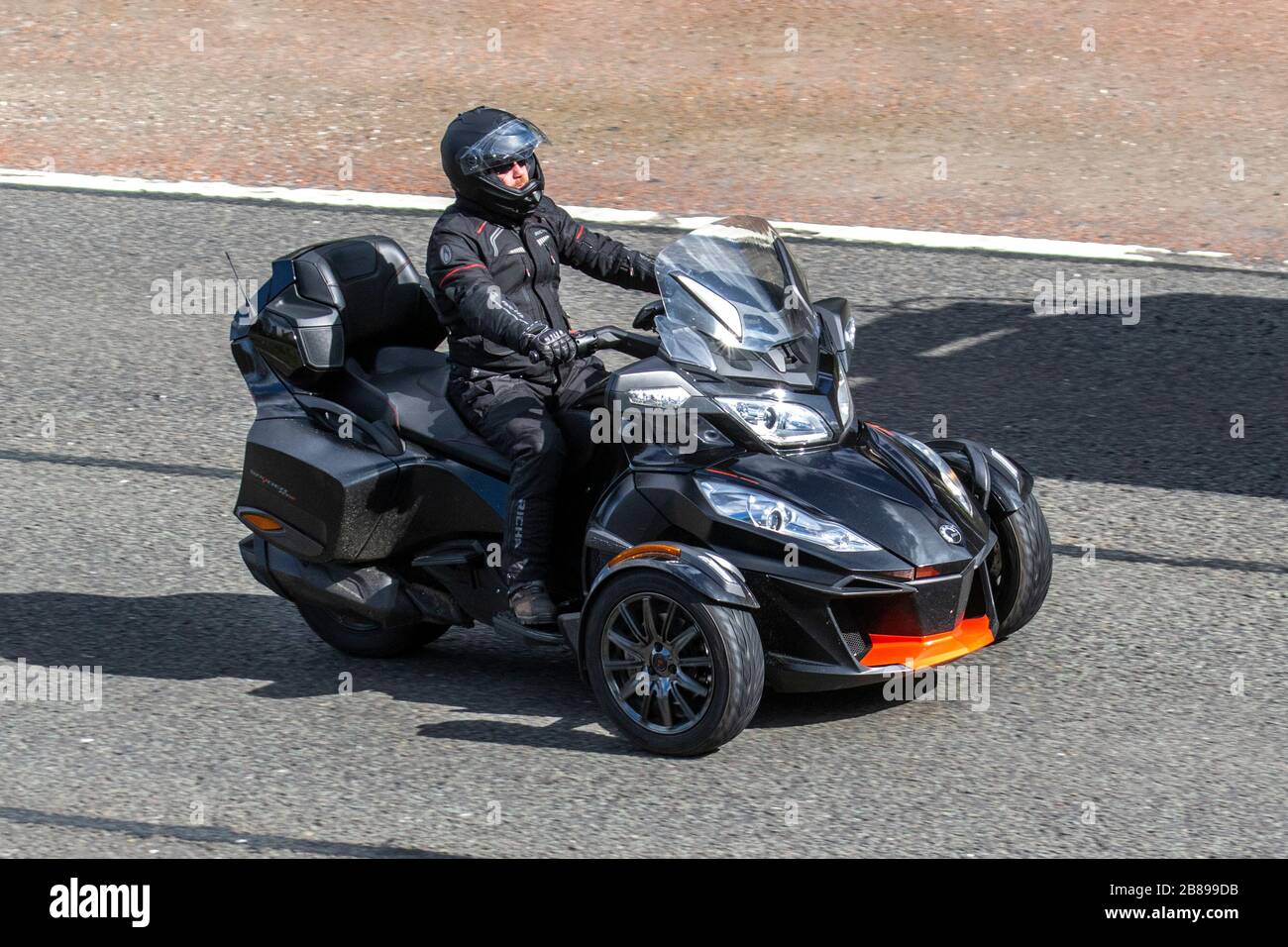 BRP Trike moto; 3 roues, tricycle, tricycle, 3 roues moto, tricycles moto, trois roues moto. Circulation automobile, transport à trois roues, mouvement, déplacement, routes britanniques, conducteur de moto moderne sur l'autoroute M6, Manchester, Royaume-Uni Banque D'Images