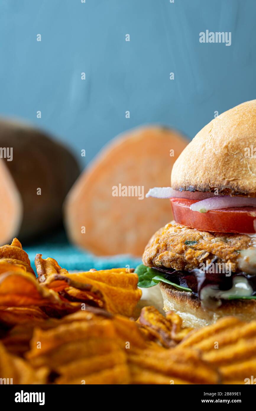 Hamburger aux pois chiches végétaliens avec des chips de pommes de terre douces. Banque D'Images