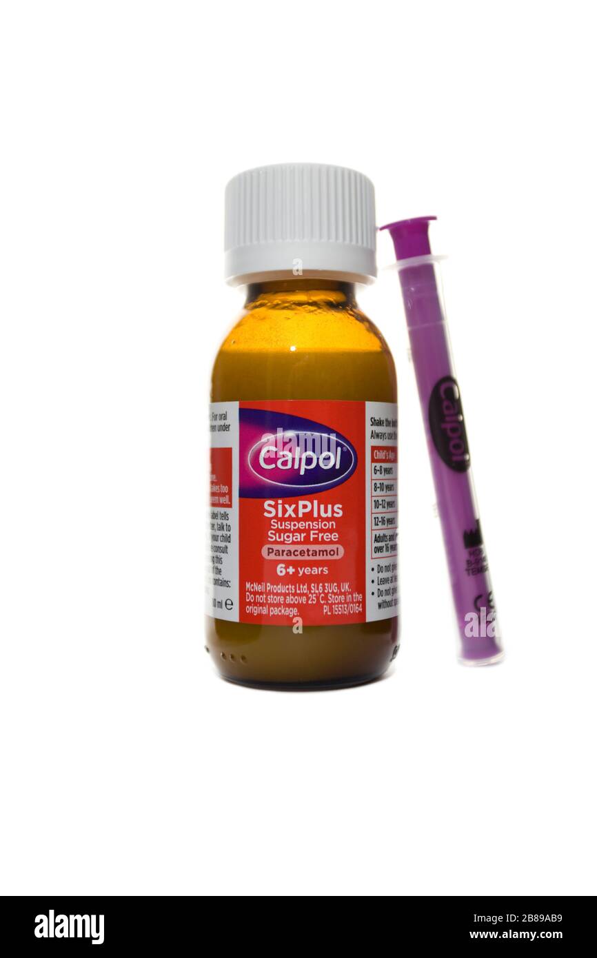 Calpol Sixplus avec seringue sur fond blanc isolé Banque D'Images