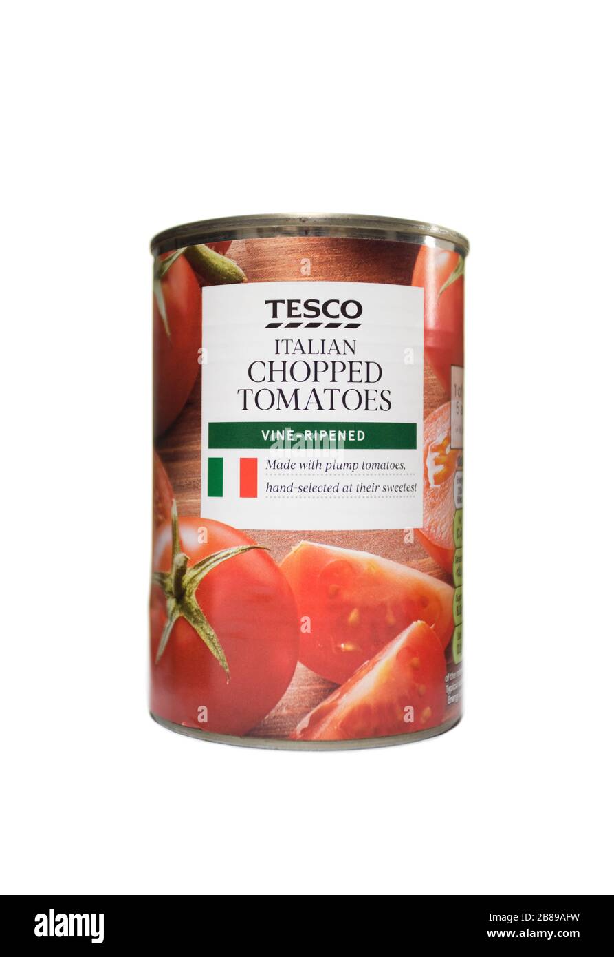 Tesco, tomates italiennes hachées, étain sur fond blanc isolé Banque D'Images