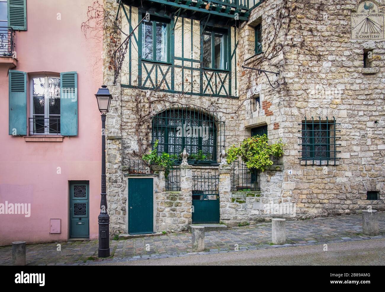 Paris, France, février 2020, maison dans la rue de l'Abreuvoir, au coeur de Montmartre Banque D'Images