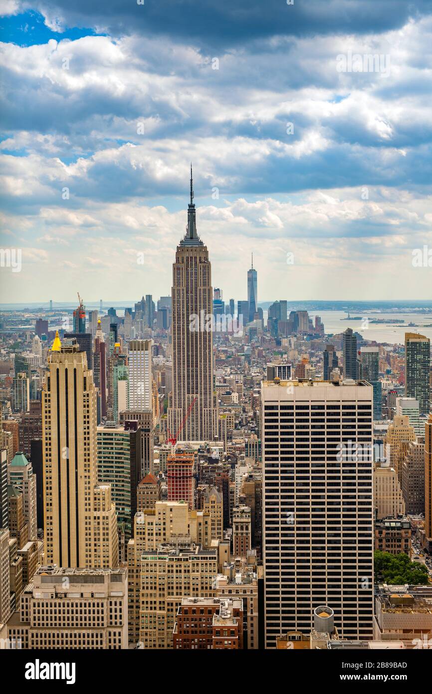 Vue aérienne de Manhattan avec l'Empire State Building au premier plan et le World Trade Center en arrière-plan Banque D'Images