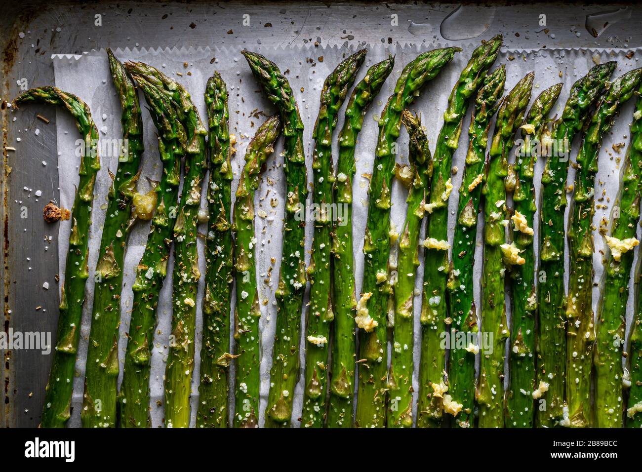 Asperges sur la plaque de cuisson. Banque D'Images