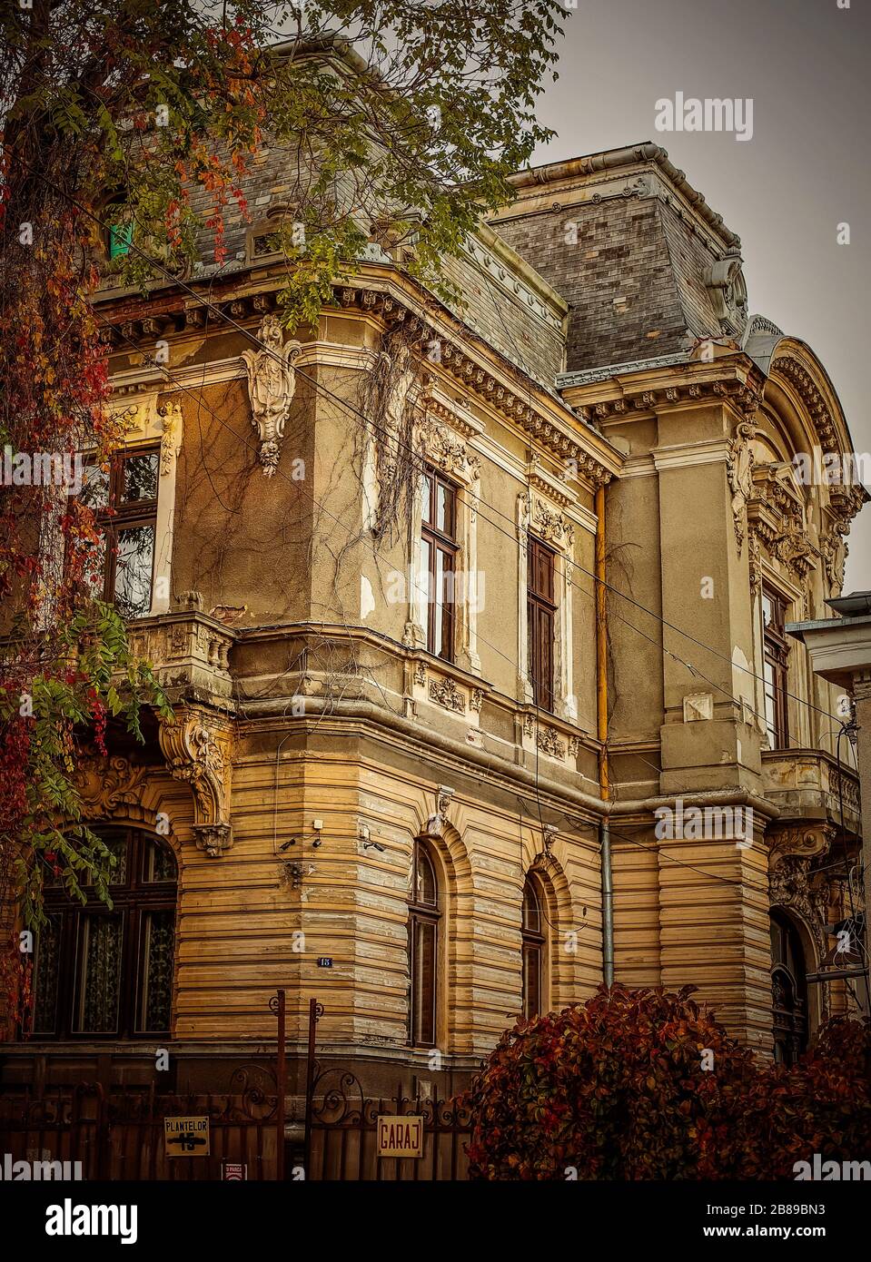 Paysages de rue, monuments, architecture, vieux ou nouveau, bâtiments publics, maisons, castes, ponts, allées. Banque D'Images