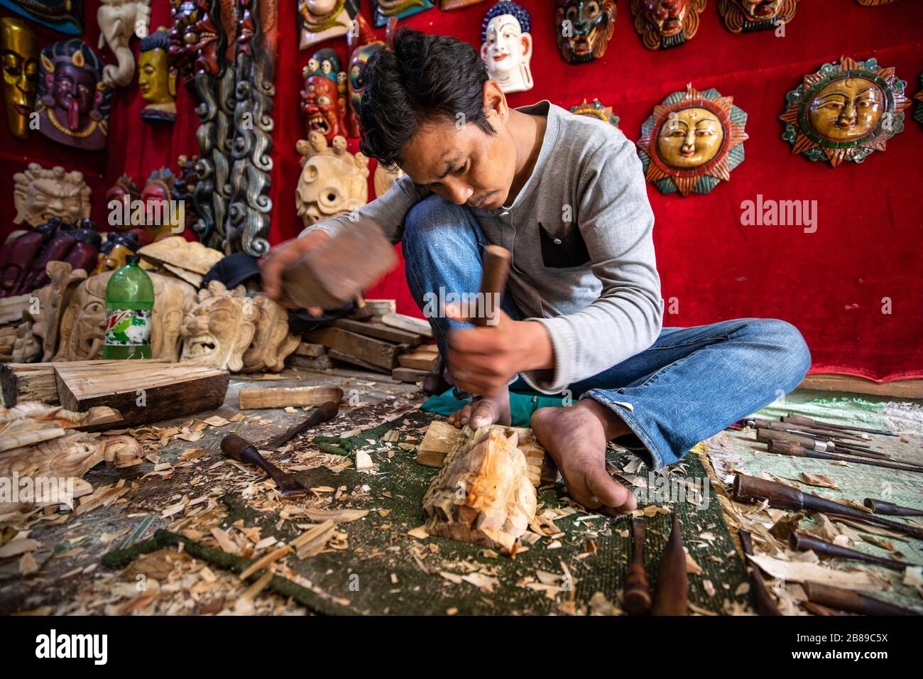 Artisan fabrication de masques népalais à Bhaktapur, au Népal Banque D'Images