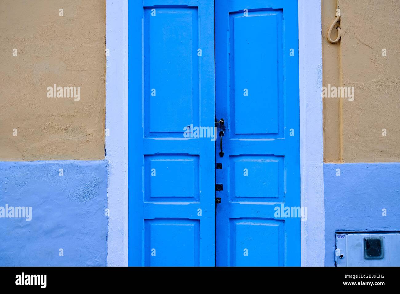 Porte entrouverte, détail de l'architecture, quartier Latino, tons pastel doux. Banque D'Images