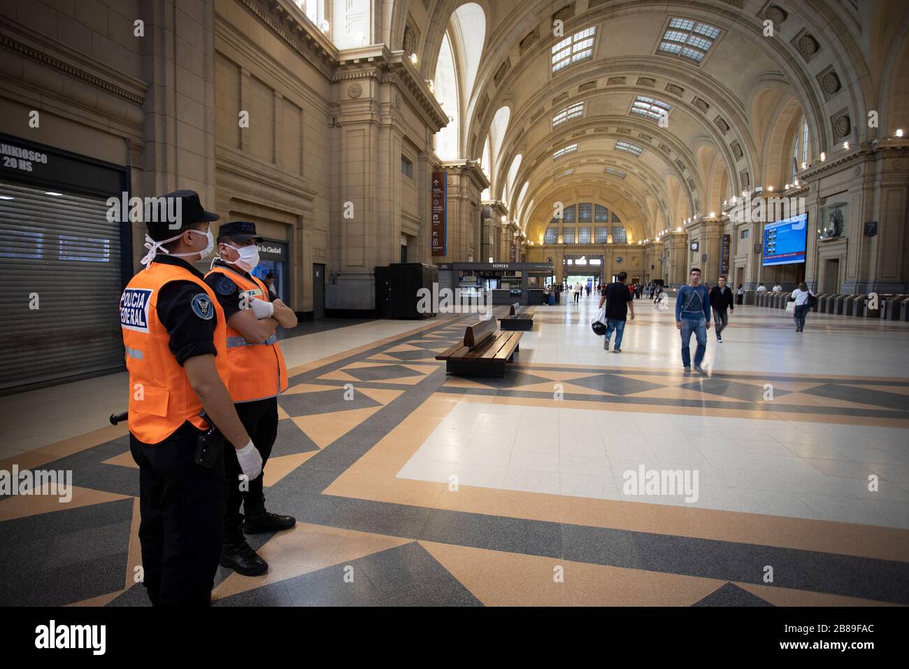 Buenos Aires, Argentine - 20 mars 2020: Police non identifiée contrôlant le pwople qui arrive à la gare dans la journée après l'état d'émergence Banque D'Images