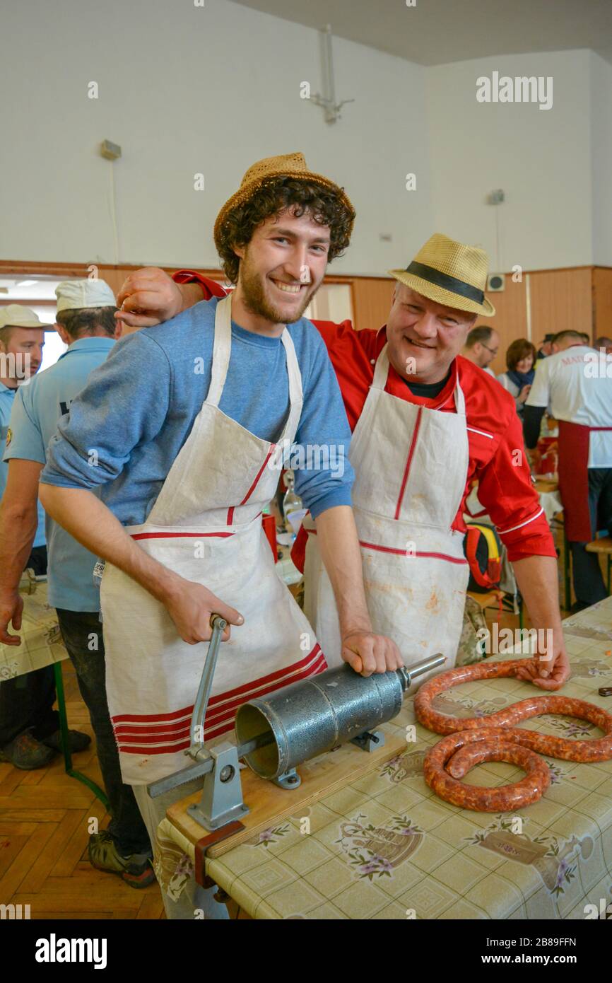 Litava, Slovaquie - 10/18/18: Deux jeunes hommes heureux participant à la traditionnelle saucisse locale Fest, authentique tradition slovaque. Saucisse annuelle Banque D'Images