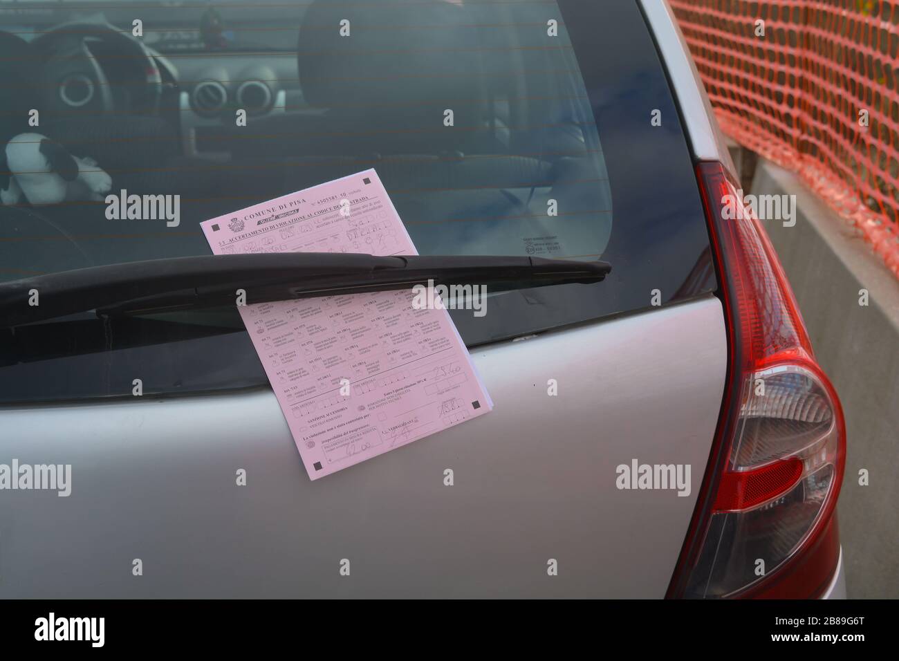 Pise, Toscane, Italie - 02/08/20: Un ticket de parking, une amende (multa) délivrée par la police locale (Polizia Municipale o Vigili Urbani) à une voiture mal garée Banque D'Images