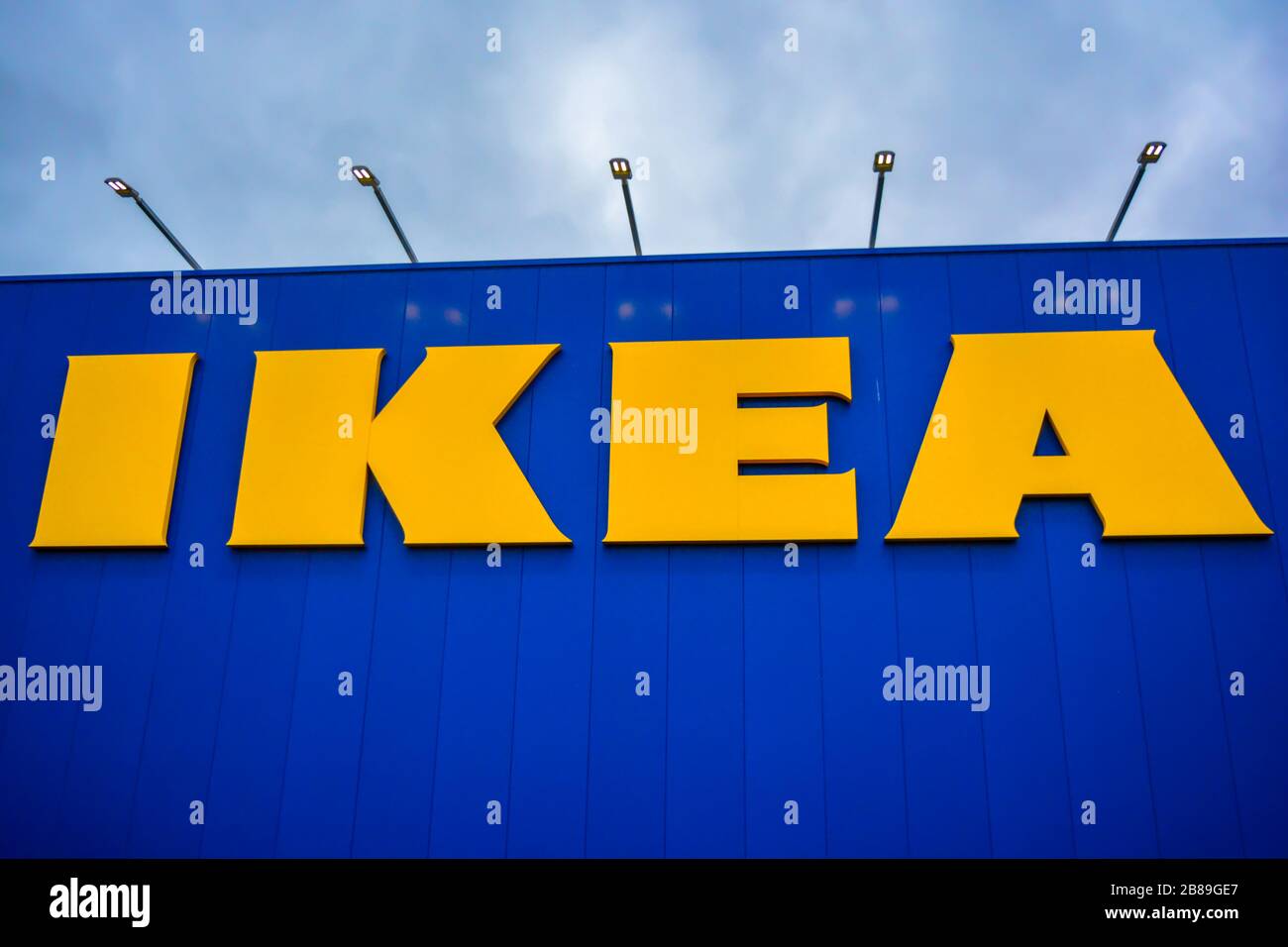 Une clôture d'un signe Ikea. Extérieur et logo de la célèbre chaîne de magasins de meubles suédois. Une destination commerçante populaire et écologique.Pise, Italie Banque D'Images