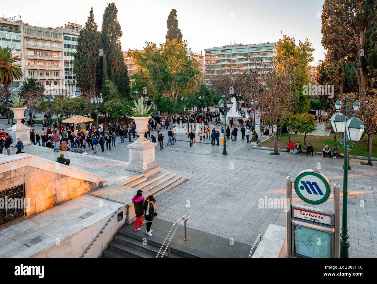 Athènes / Grèce - 4 janvier 2020: Vue sur la place Syntagma, un point de repère populaire et point de rencontre de la ville. Banque D'Images