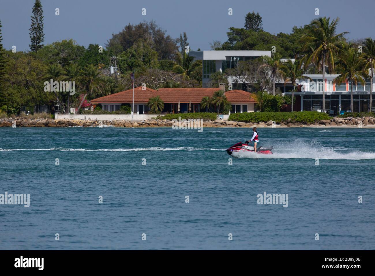 Jet skis, course autour de Sarasota Bay sur une journée chaude de printemps. Banque D'Images