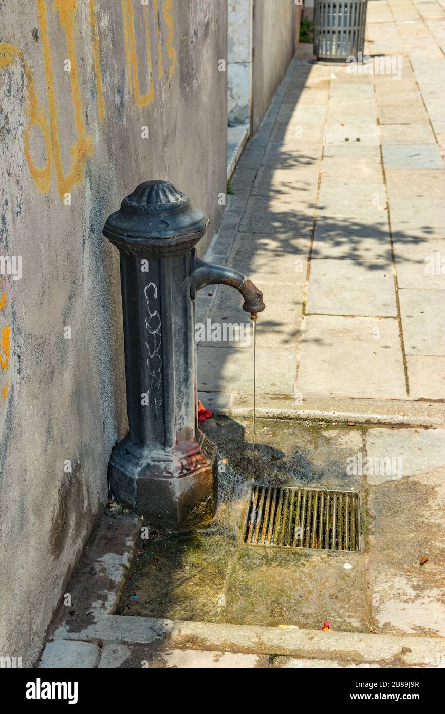 Robinet public en bronze ancien pour l'eau douce. Fontaine d'eau potable  traditionnelle Venise Italie Photo Stock - Alamy