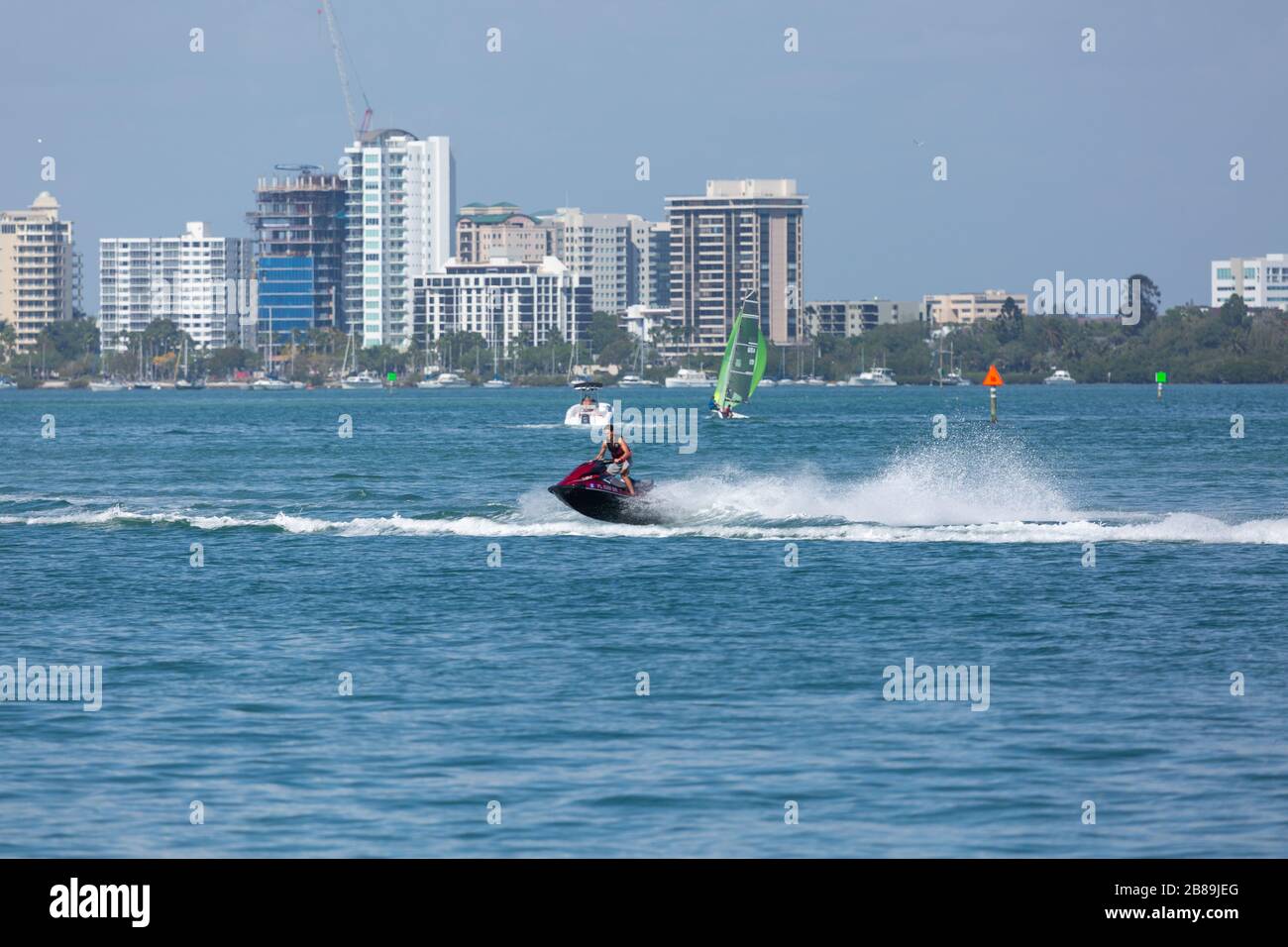 Jet skis, course autour de Sarasota Bay sur une journée chaude de printemps. Banque D'Images