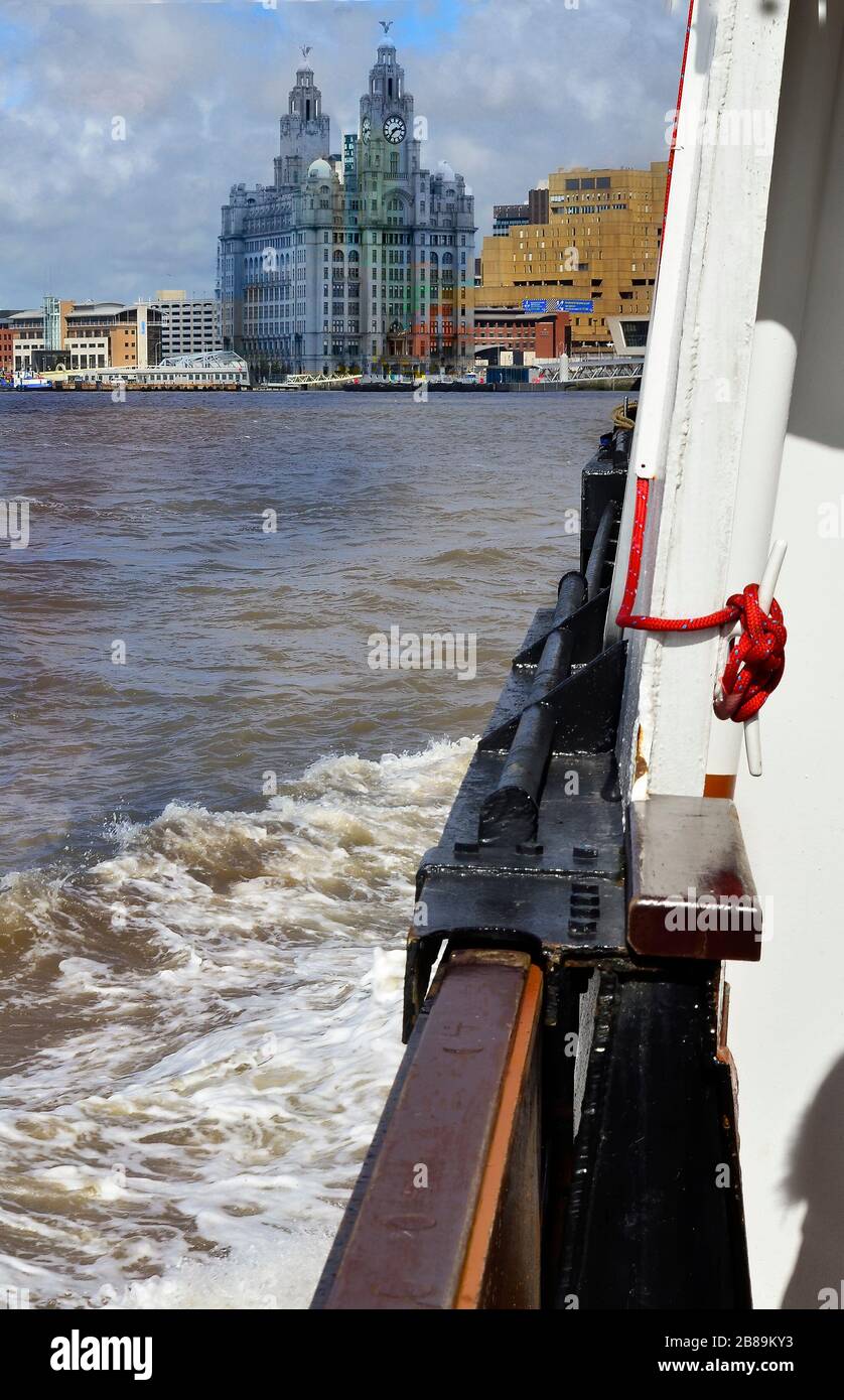Vue sur Liverpool depuis Mersey Ferry . Deux images manipulées dans le logiciel Banque D'Images