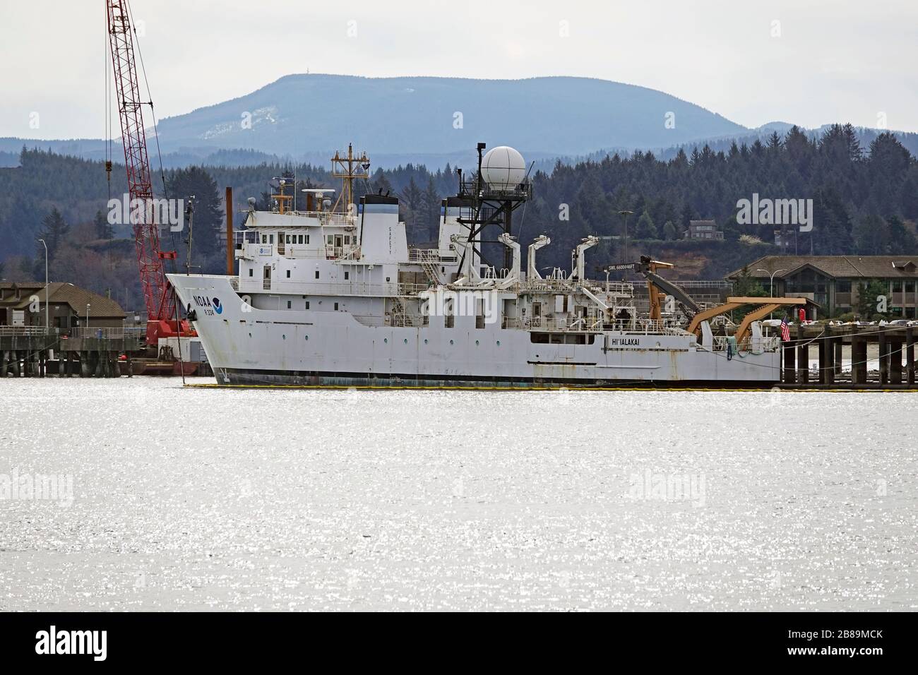 Le navire de la NOAA (National Oceanic and Atmospheric Administration) Hi'ialakai (R 334), qui fait partie de la flotte du Pacifique stationnée à Newport, Oregon. Banque D'Images