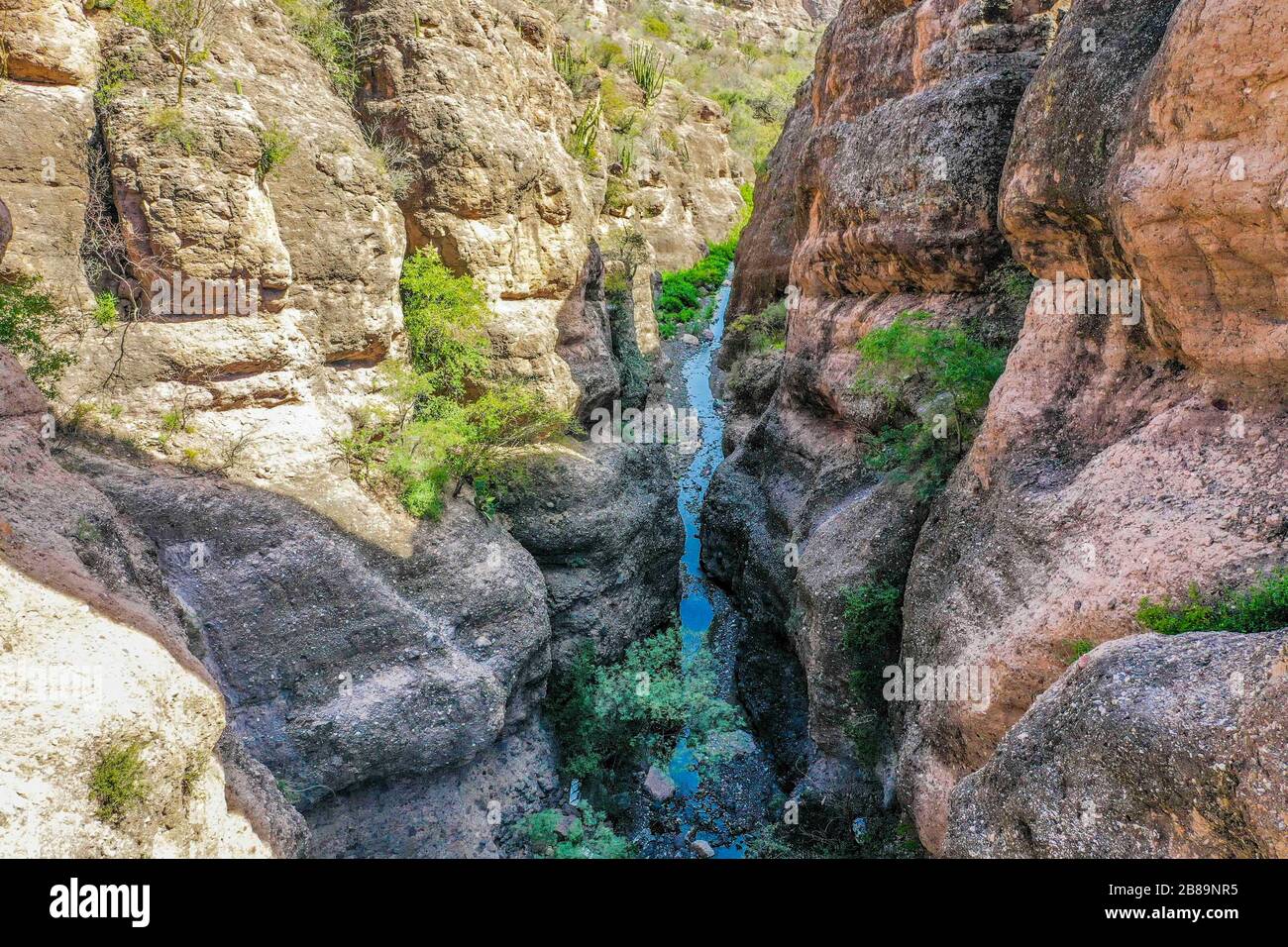 Vue aérienne du Rio Sonora, paysage de montagnes, canyons et crags de