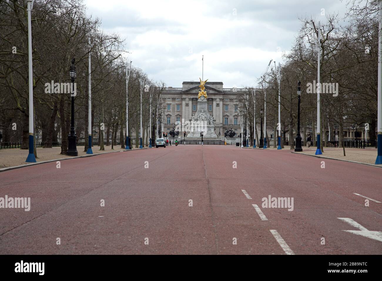 Londres, Royaume-Uni. 20 mars 2020. Le Mall un vendredi très calme car peu de gens et de touristes s'aventurent. La crise pandémique du COVID-19 Coronavirus se poursuit, et bien qu'il n'y ait pas de verrouillage à Londres, des changements ont été apportés aux transports publics car il semble y avoir moins de gens et de touristes se déplaçant dans la ville. COVID-19 crise de Coronavirus, Londres, Royaume-Uni le 20 mars 2020 crédit: Paul Marriott/Alay Live News Banque D'Images