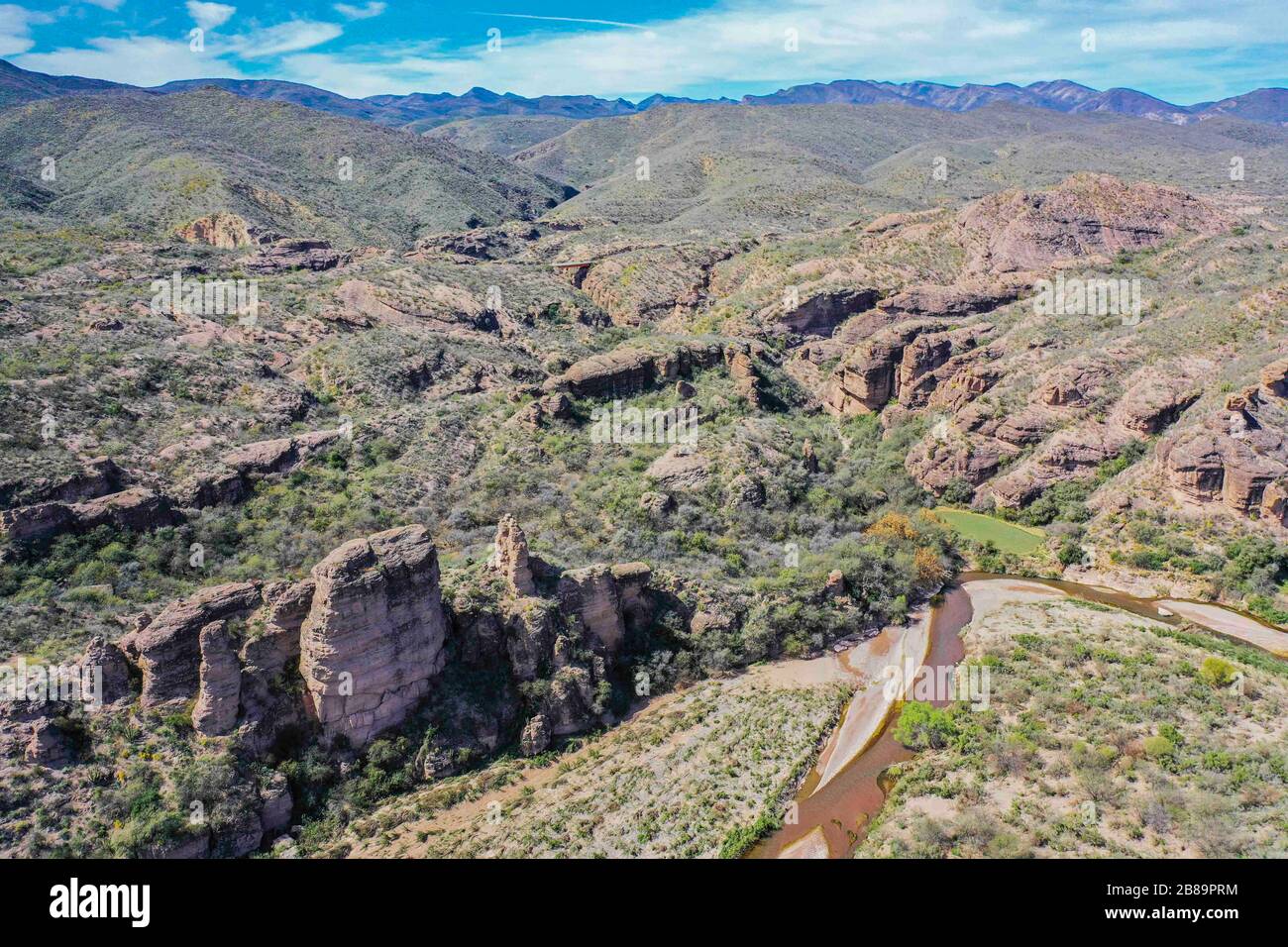 Vue aérienne du Rio Sonora, paysage de montagnes, canyons et crags de