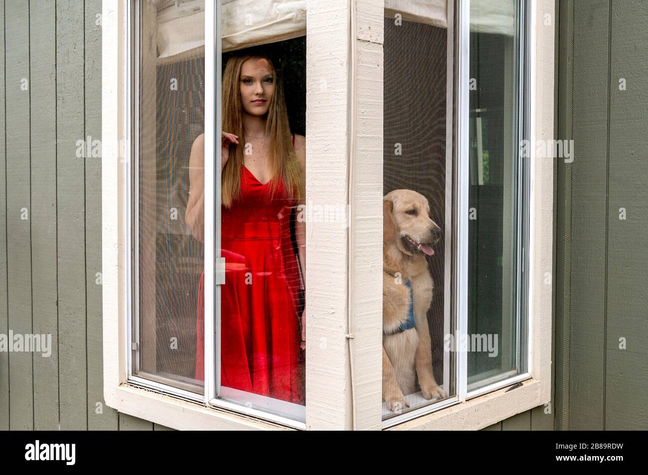 Sacramento, Californie, États-Unis. 18 mars 2020. RILEY FLYNN, 16 ans, de Rocklin, posait dans sa robe de bal quand son chien Barley décida de se joindre à lui. Flynn, un jeune de la Rocklin High School, se joint à de nombreux lycéens qui sont déçus de manquer l'expérience de la vie à la prom car tous les événements ont été annulés en raison du coronavirus pour le reste de l'année scolaire. Crédit: Renée C. Byer/ZUMA Wire/Alay Live News Banque D'Images