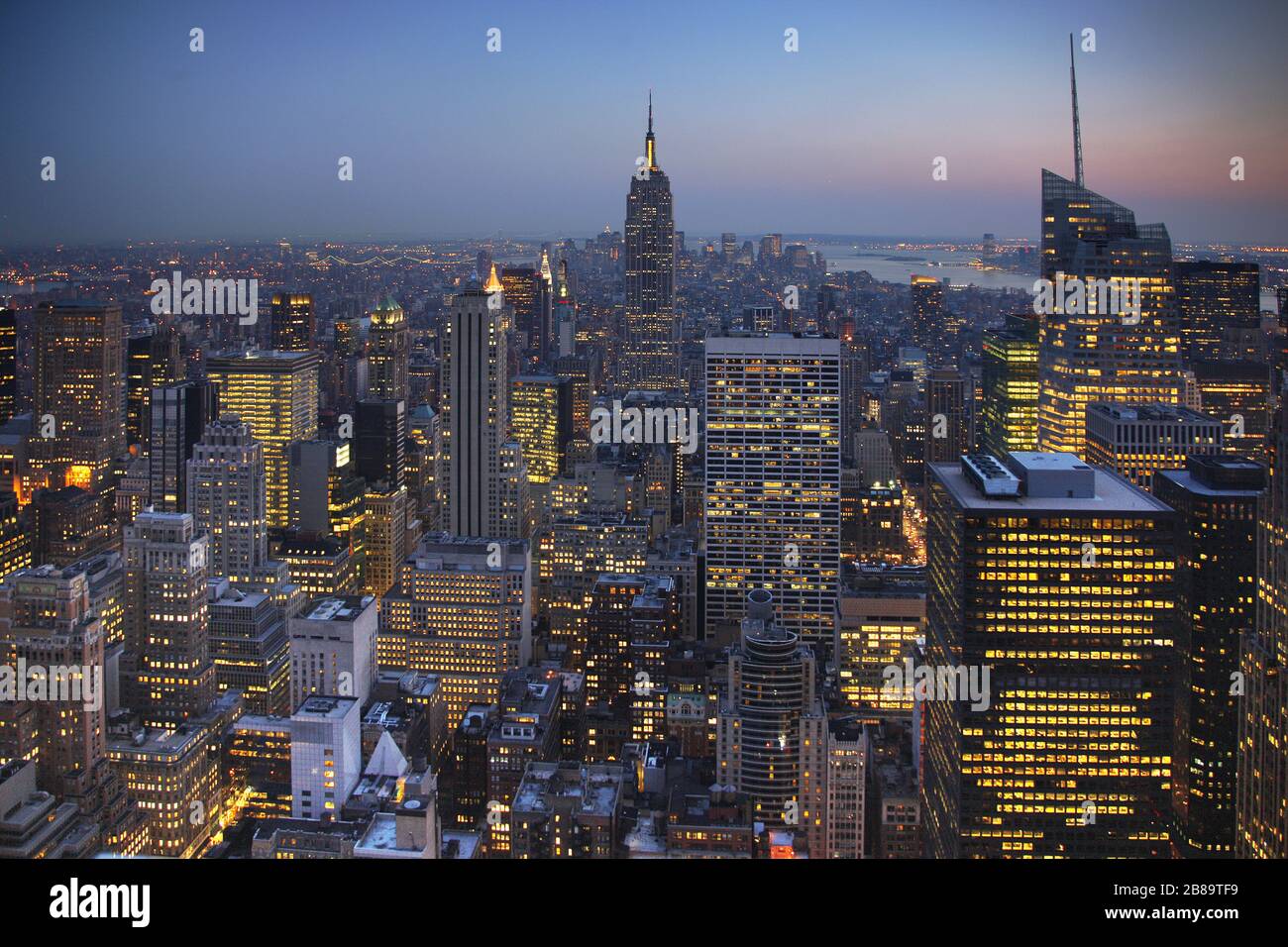 Centre de Midtown de Manhattan avec gratte-ciel du quartier financier, y compris l'Empire State Building et la Bank of America Tower, 12.04.2009, vue aérienne, États-Unis, New York City Banque D'Images Centre de Midtown de Manhattan avec gratte-ciel du quartier financier, y compris l'Empire State Building et la Bank of America Tower, 12.04.2009, vue aérienne, États-Unis, New York City Banque D'Images