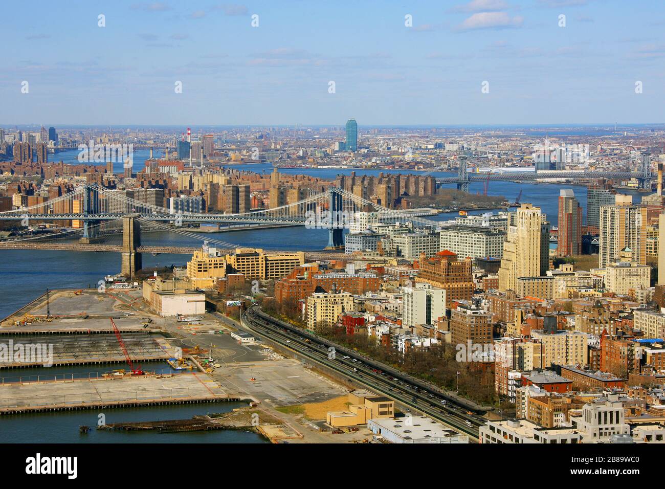 New York quartiers Manhattan, Brooklyn et Queens à East River avec les ponts Brooklyn Bridge, Manhattan Bridge et Williamsburg Bridge, 12.04.2009, vue aérienne, États-Unis, New York City Banque D'Images New York quartiers Manhattan, Brooklyn et Queens à East River avec les ponts Brooklyn Bridge, Manhattan Bridge et Williamsburg Bridge, 12.04.2009, vue aérienne, États-Unis, New York City Banque D'Images