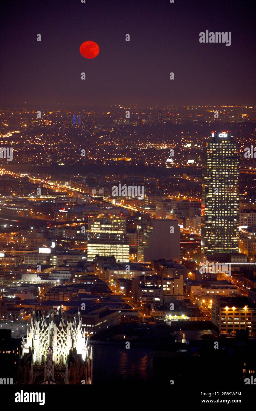 New York City borough of Queens on long Island avec la lune brillante, Jackson Avenue avec gratte-ciel un court Sqaure (Citigroup Building), 12.04.2009, vue aérienne, États-Unis, New York City Banque D'Images New York City borough of Queens on long Island avec la lune brillante, Jackson Avenue avec gratte-ciel un court Sqaure (Citigroup Building), 12.04.2009, vue aérienne, États-Unis, New York City Banque D'Images