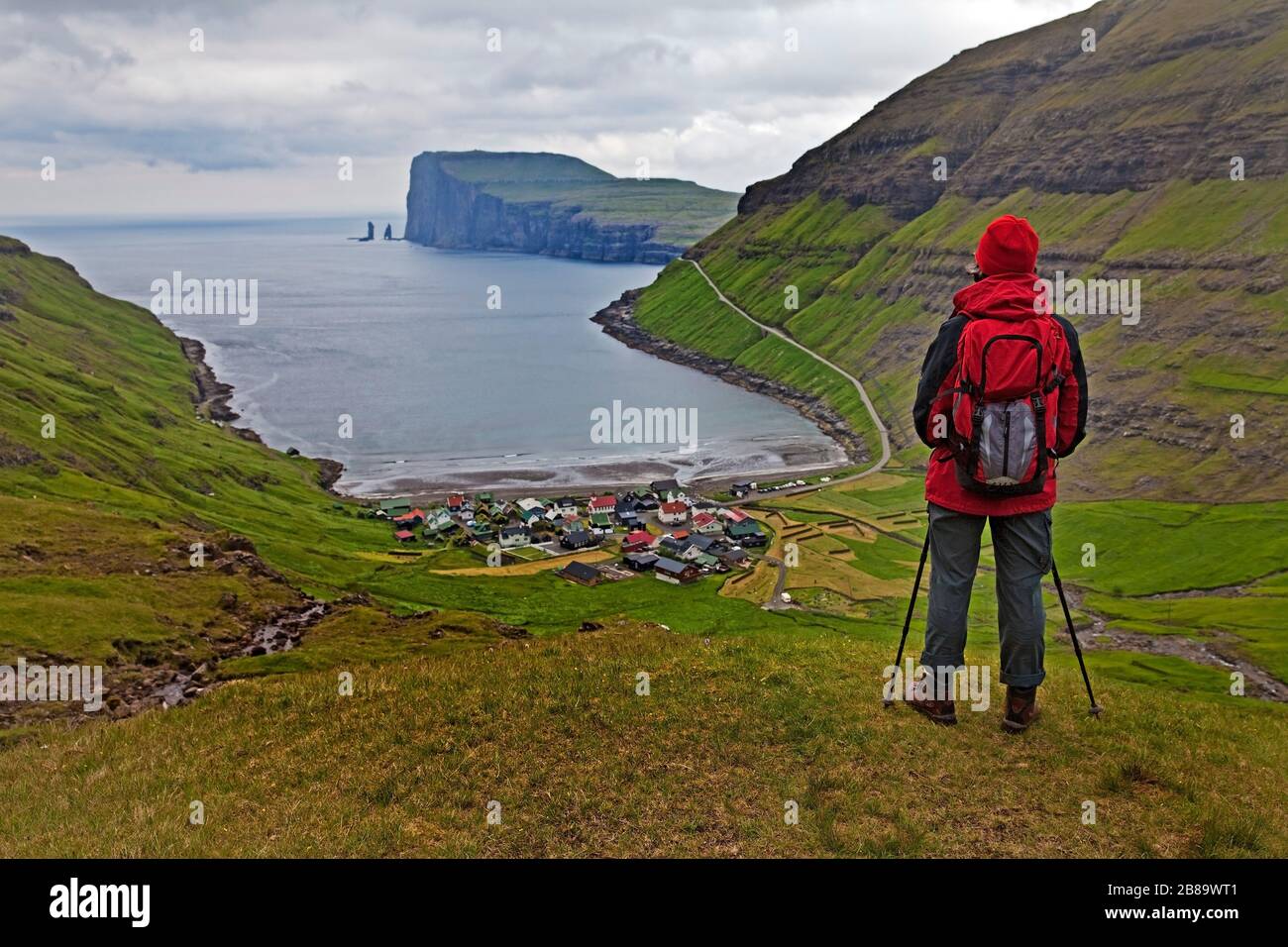 walker donnant sur le petit village Torshavn et l'océan Atlantique, les îles Féroé, Streymoy, Torshavn Banque D'Images