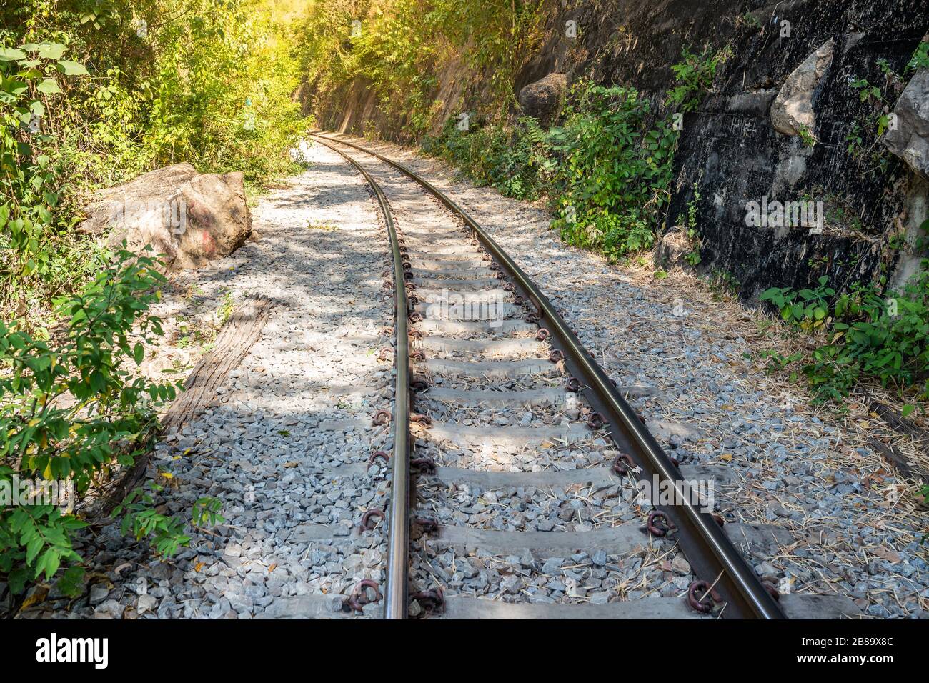 Le chemin de fer de la mort traversant la rivière kwai à Kanchanaburi en Thaïlande. Important point de repère et destination à visiter et l'histoire de la guerre mondiale II a construit Banque D'Images