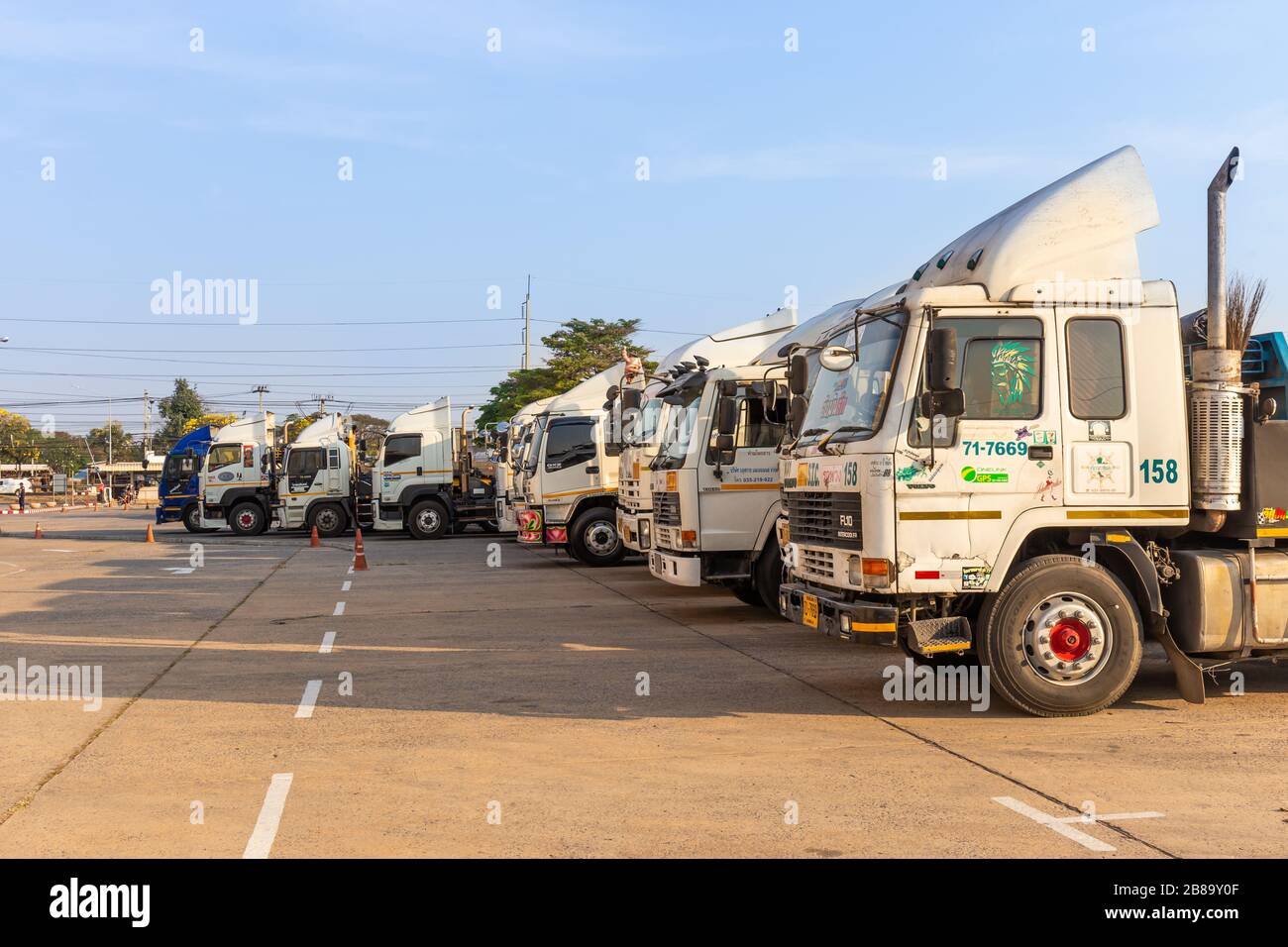 Nakhon Ratchasima, Thaïlande 17 février 2020. De nombreuses grandes têtes de camions transportent la poêle pour la transformation en d'autres produits devant l'usine de laminage Banque D'Images